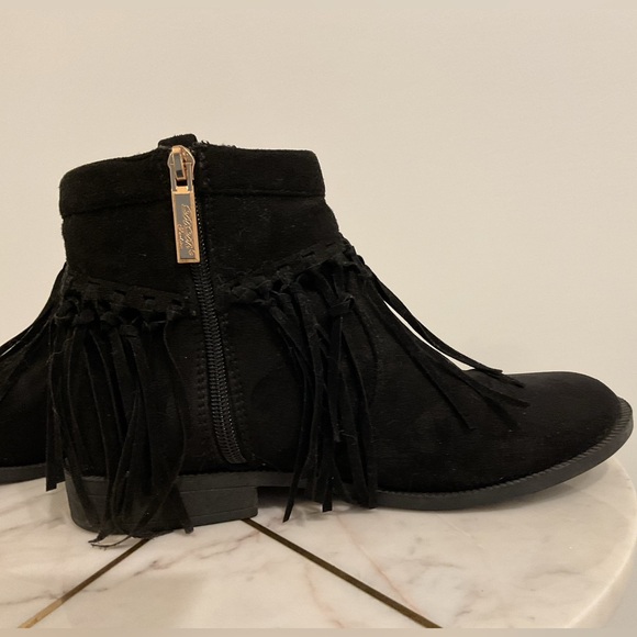 🔴SUEDE FRINGE ANKLE BOOTS🔴 - Picture 2 of 10